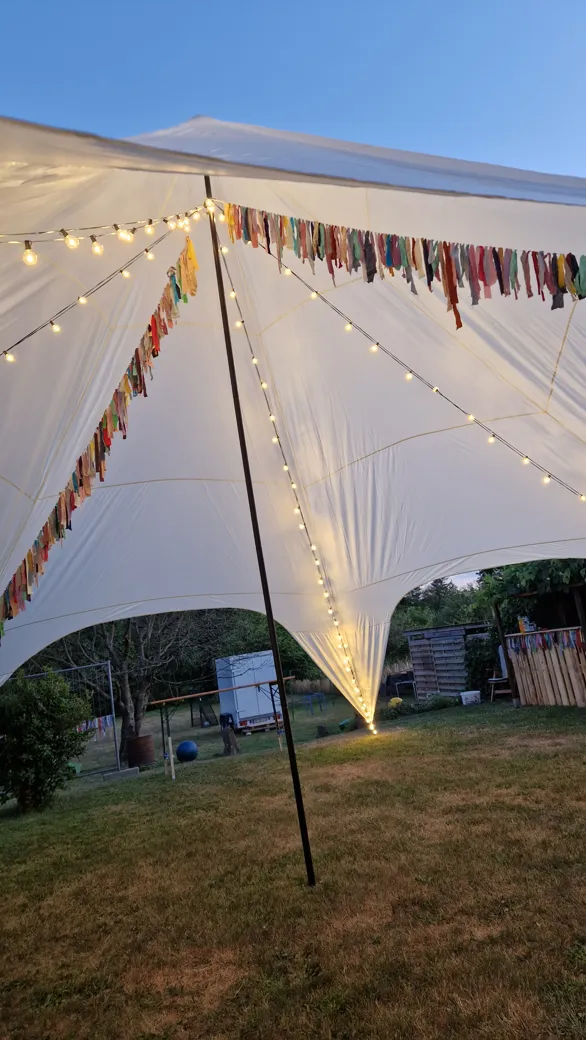 Sternenzelt 14×14 m innen – Lichterketten und Girlanden bei einer Abendfeier