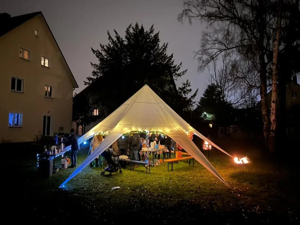 Sternenzelt bei Nacht mit Lichterkette
